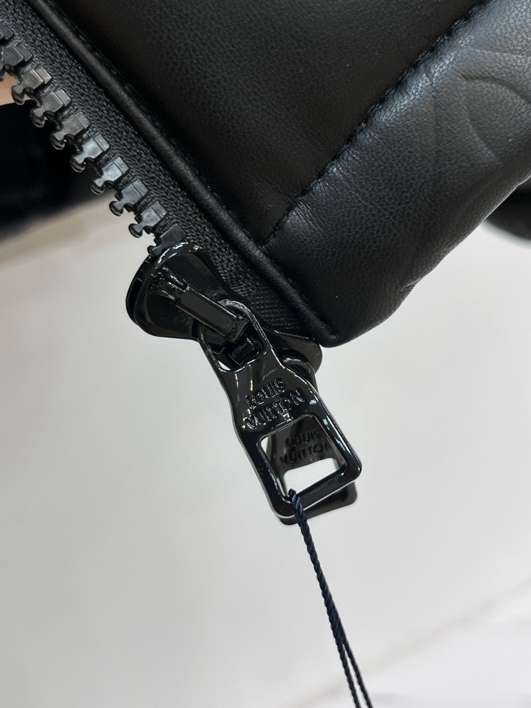 양가죽 엠보싱 패딩 (Sheepskin embossed padding)