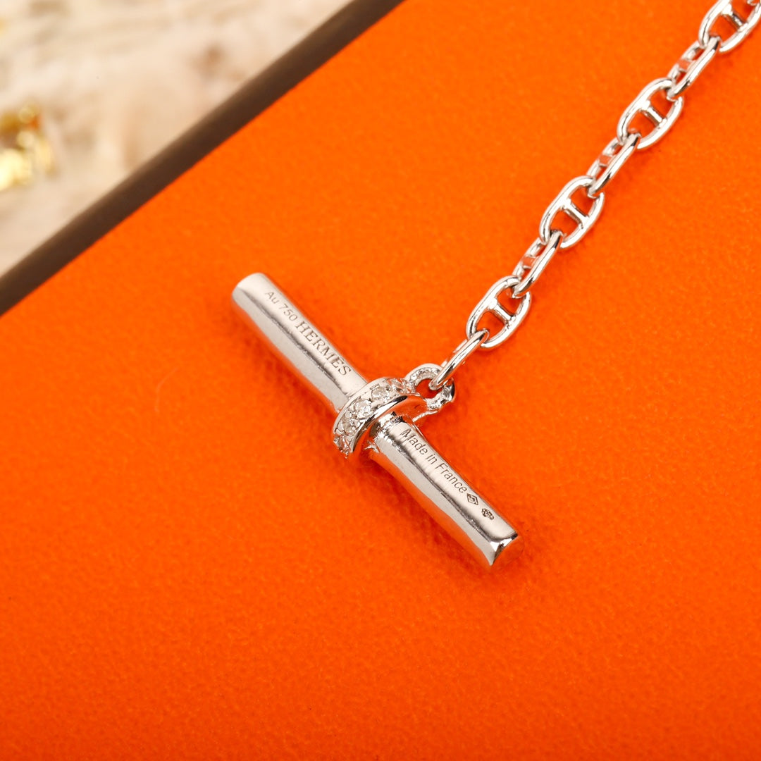 돼지코 목걸이 (pig nose necklace)