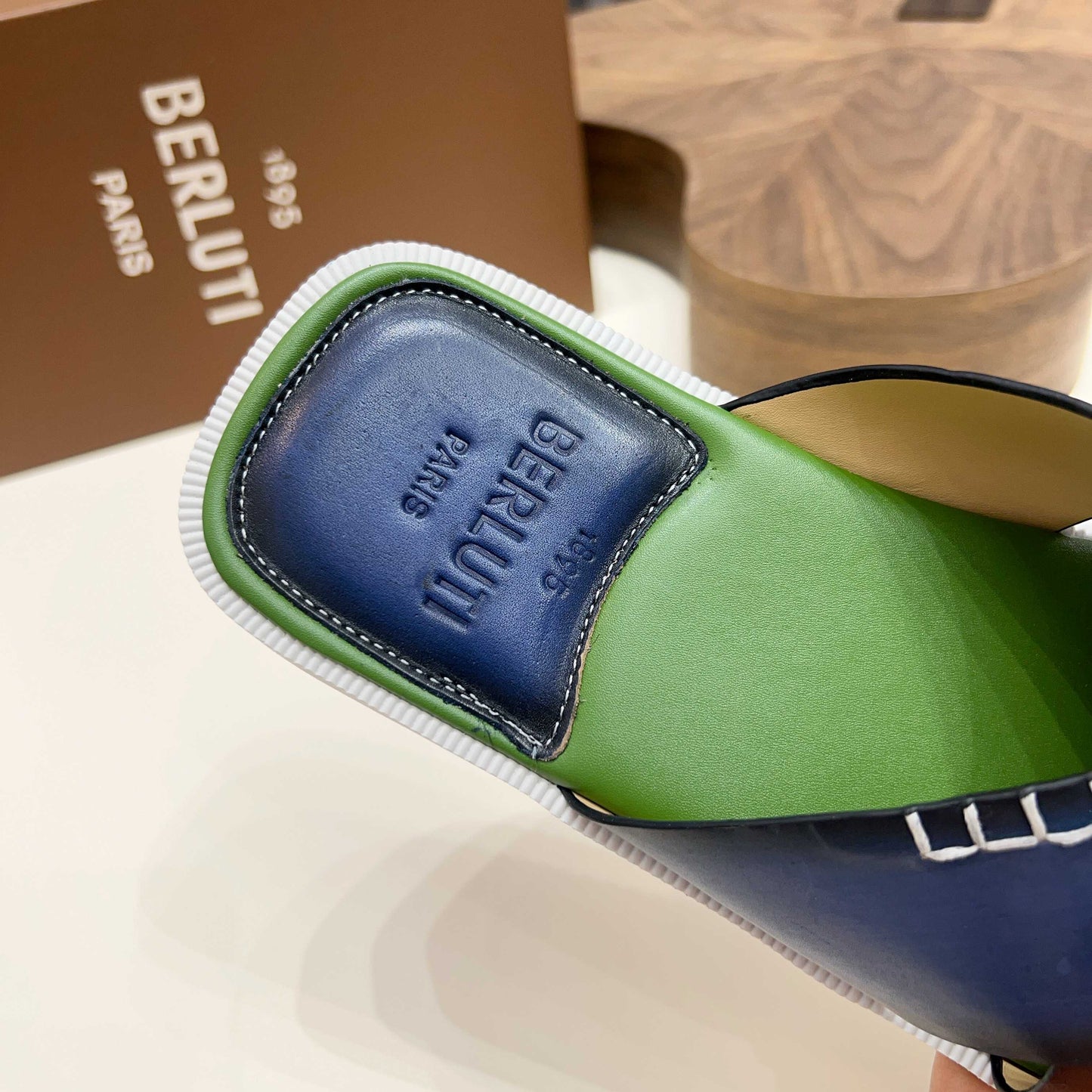 하이글로스 샌들 (high gloss sandals)
