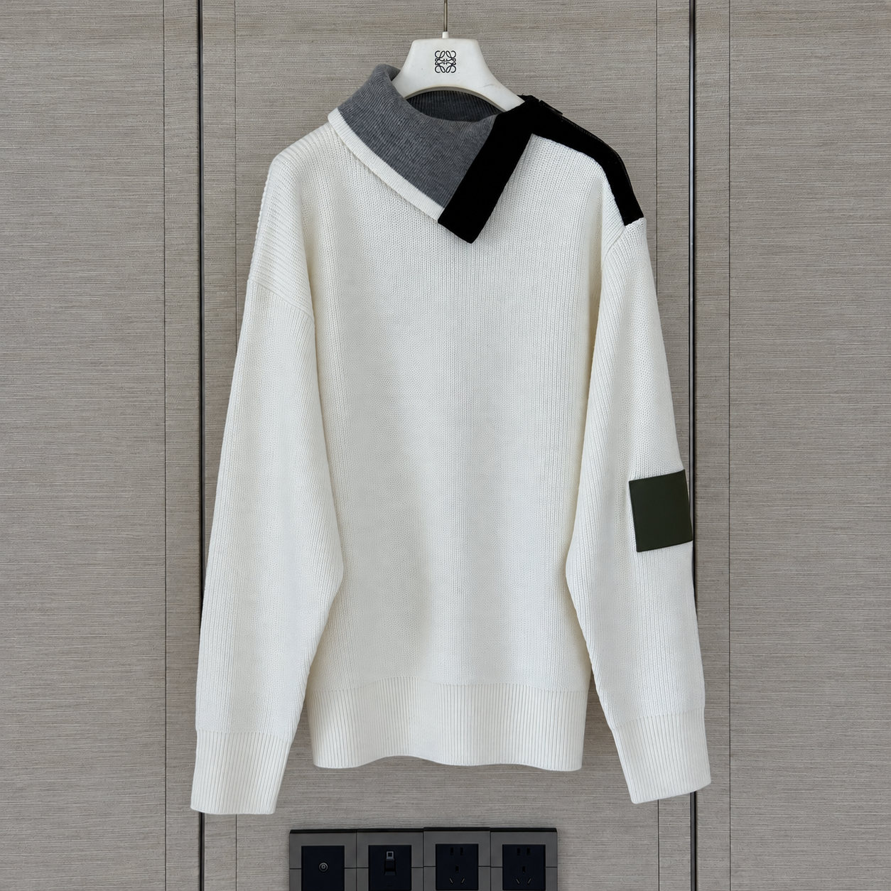 비대칭 집업 스웨터 (Asymmetrical Zip-Up Sweater)