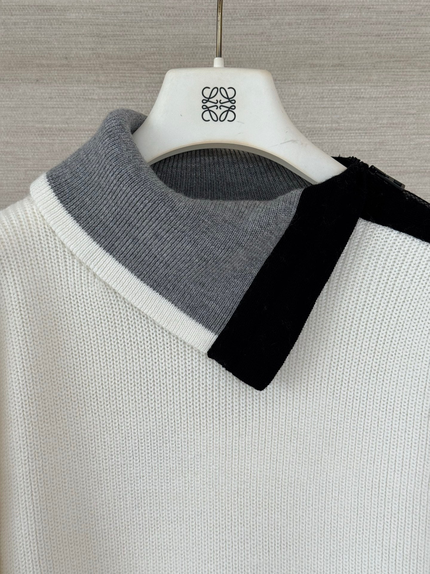 비대칭 집업 스웨터 (Asymmetrical Zip-Up Sweater)