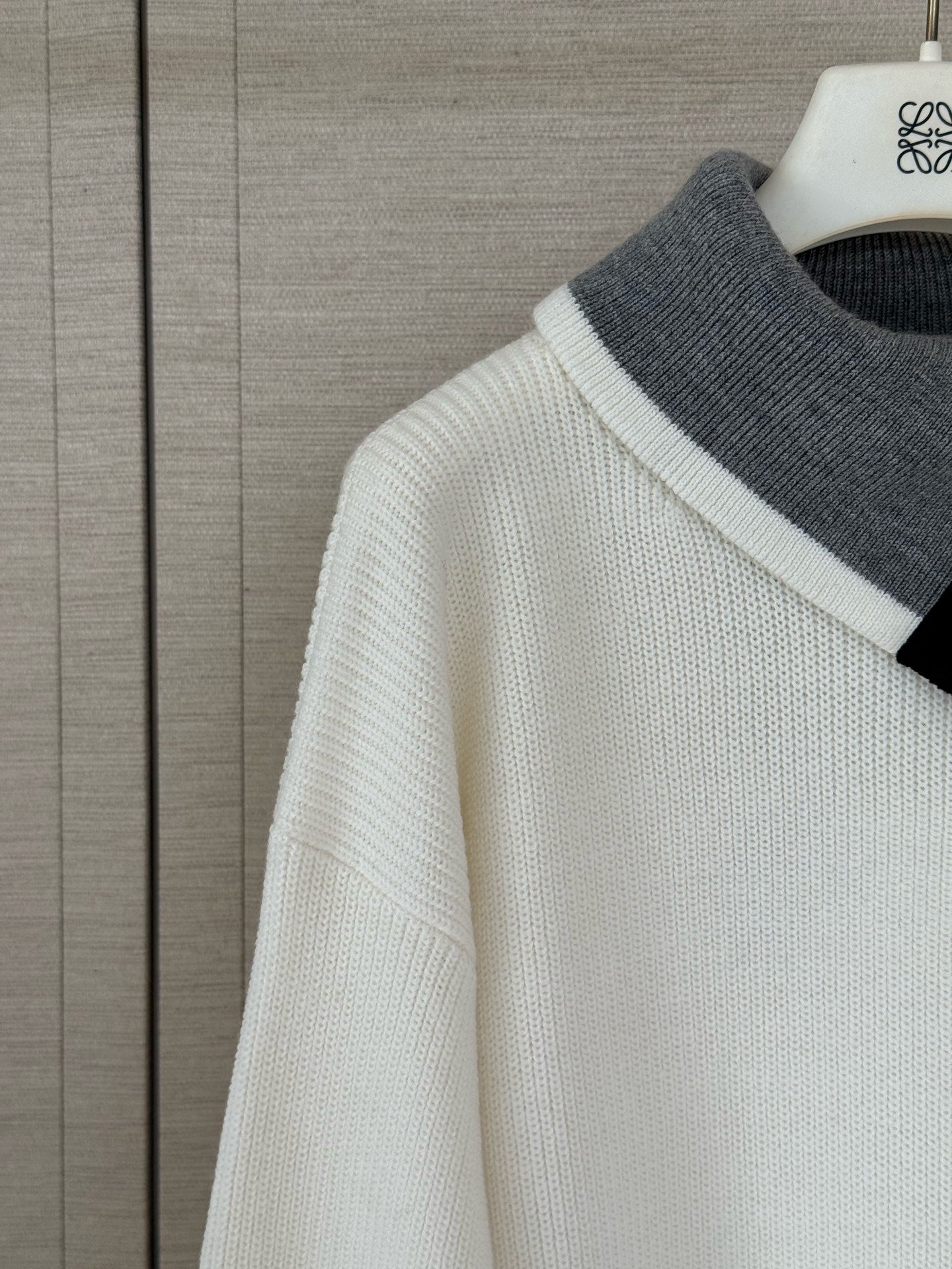 비대칭 집업 스웨터 (Asymmetrical Zip-Up Sweater)
