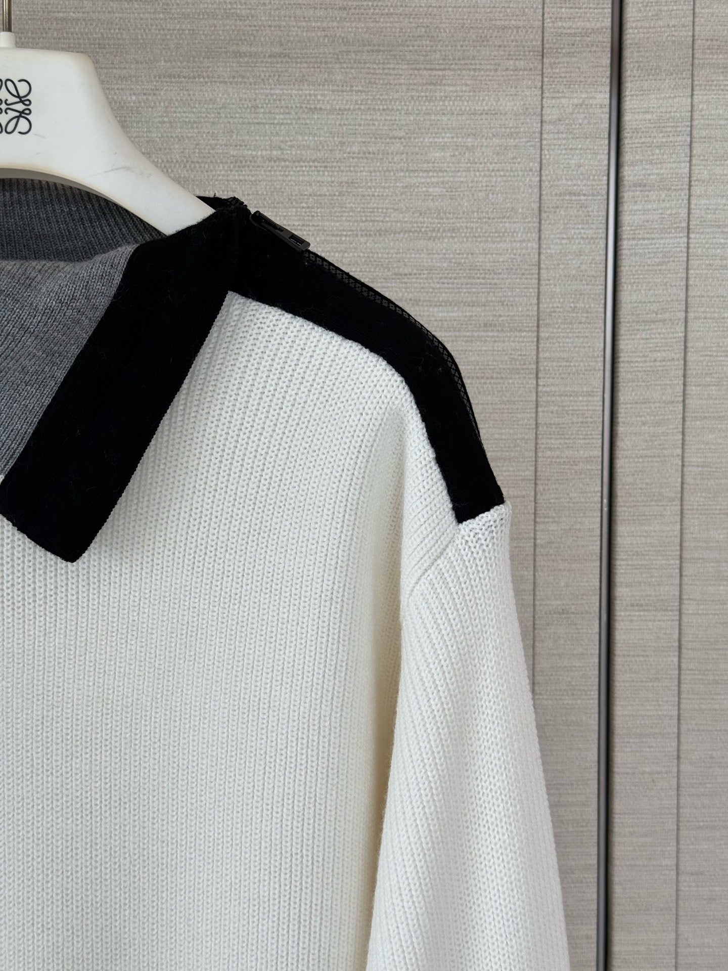 비대칭 집업 스웨터 (Asymmetrical Zip-Up Sweater)