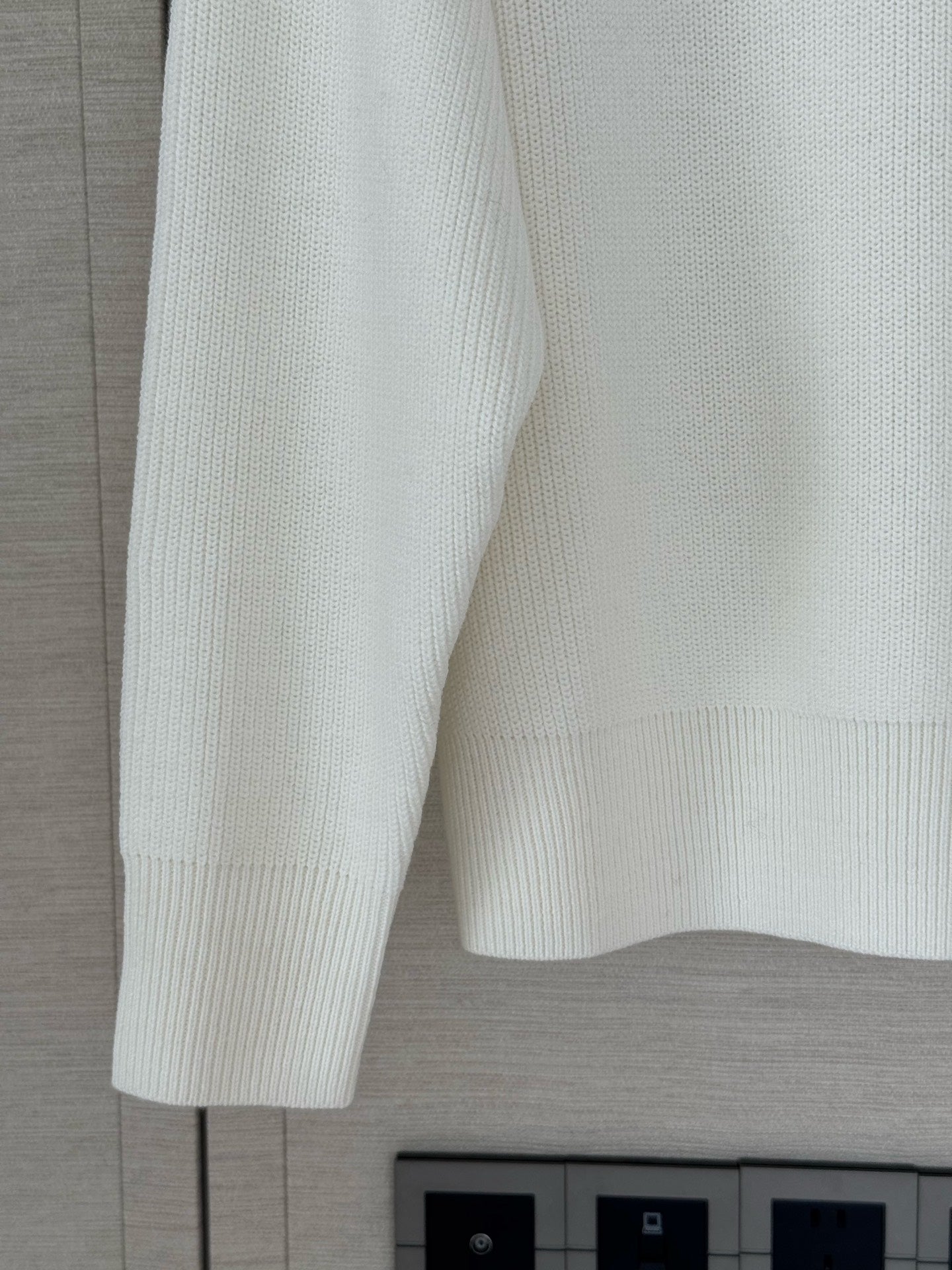 비대칭 집업 스웨터 (Asymmetrical Zip-Up Sweater)