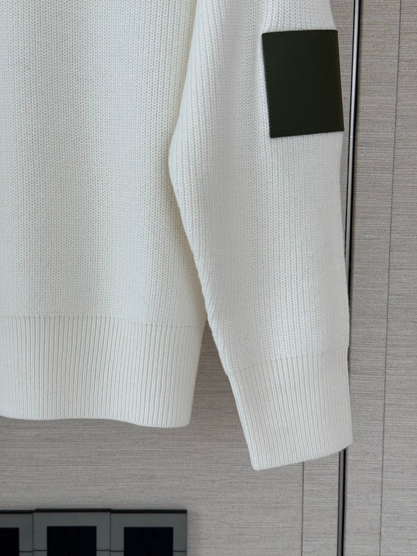 비대칭 집업 스웨터 (Asymmetrical Zip-Up Sweater)