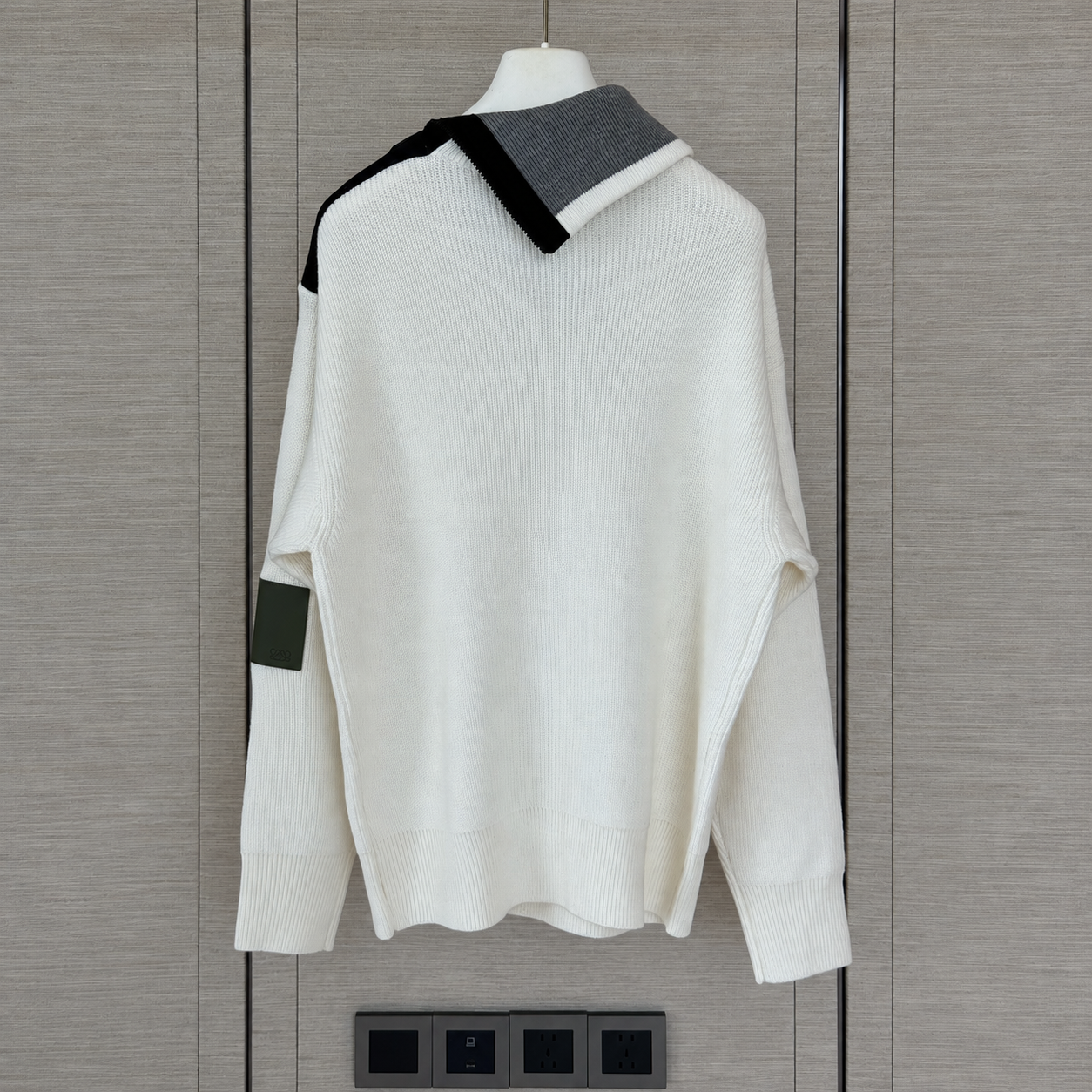 비대칭 집업 스웨터 (Asymmetrical Zip-Up Sweater)