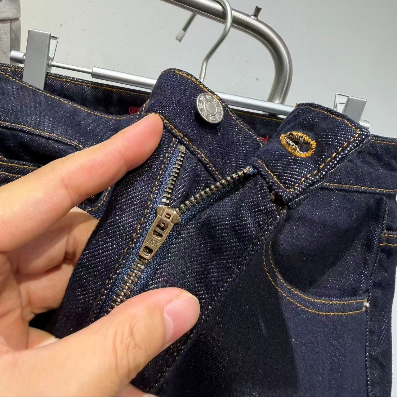 스틱 피규어 청바지 (Stick figure in jeans)