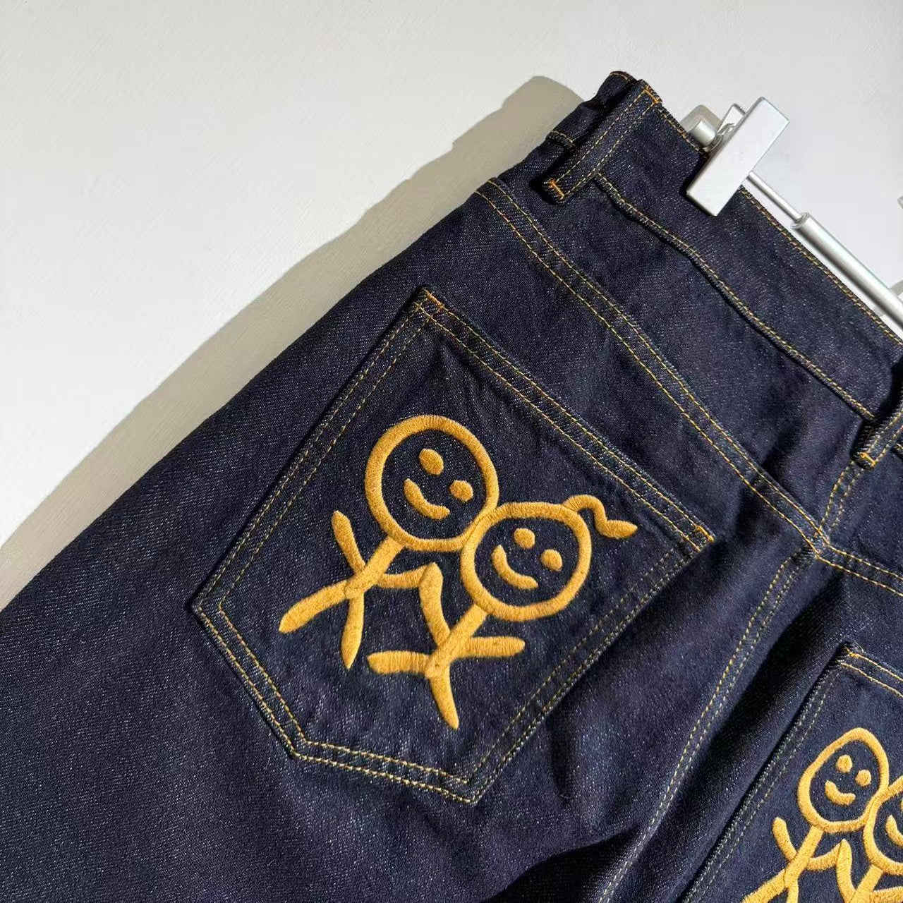 스틱 피규어 청바지 (Stick figure in jeans)