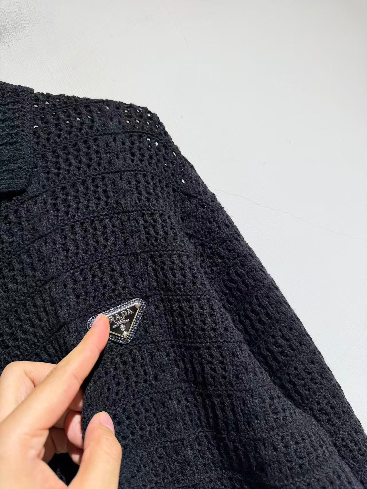 블랙카라 니트 가디건 (Black Collared Knit Cardigan)