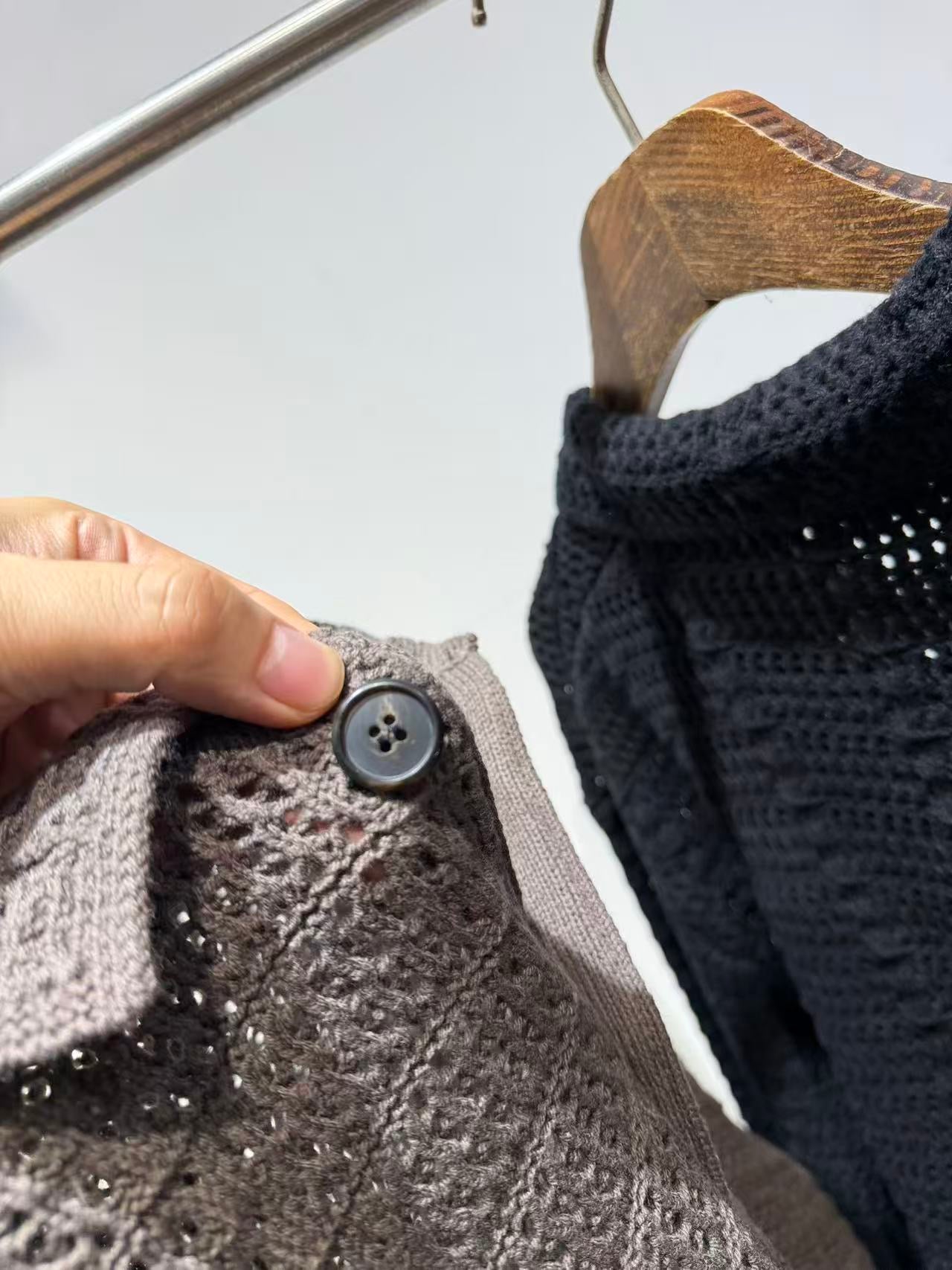 블랙카라 니트 가디건 (Black Collared Knit Cardigan)