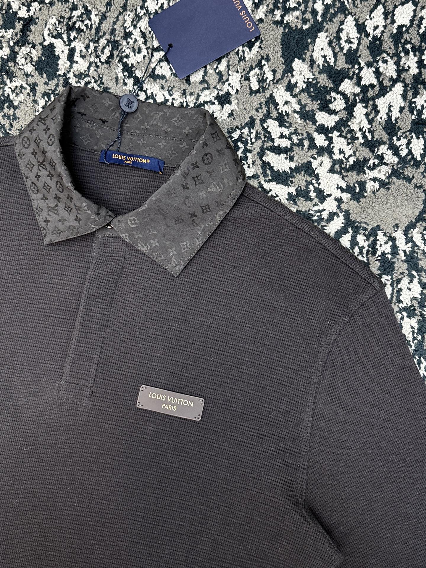 롱 슬리브드 폴로 셔츠 (Long-sleeved polo shirt)