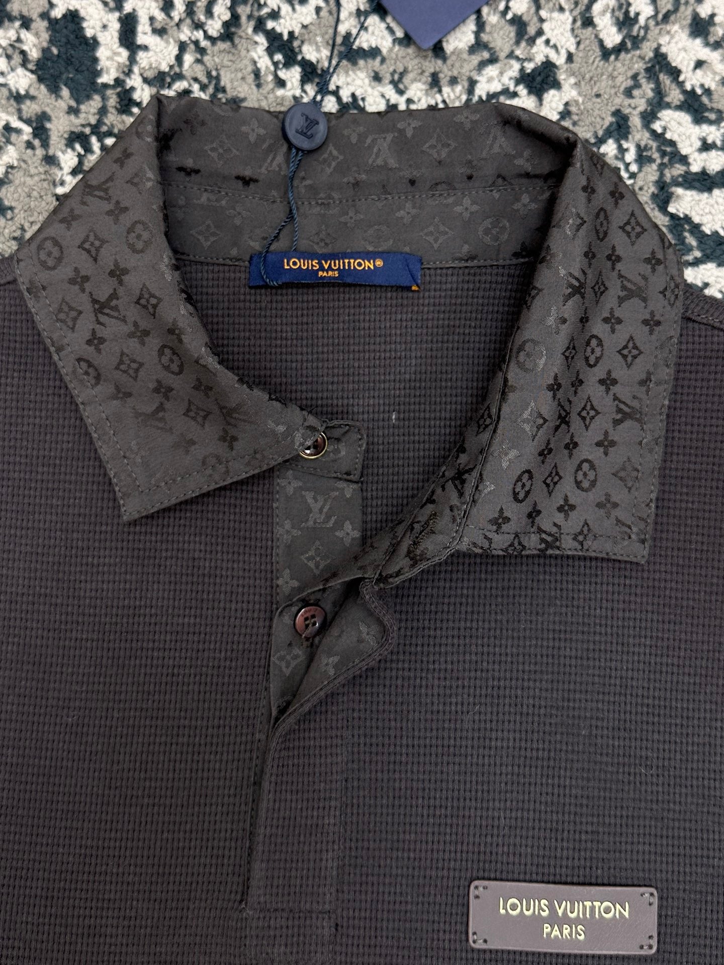 롱 슬리브드 폴로 셔츠 (Long-sleeved polo shirt)