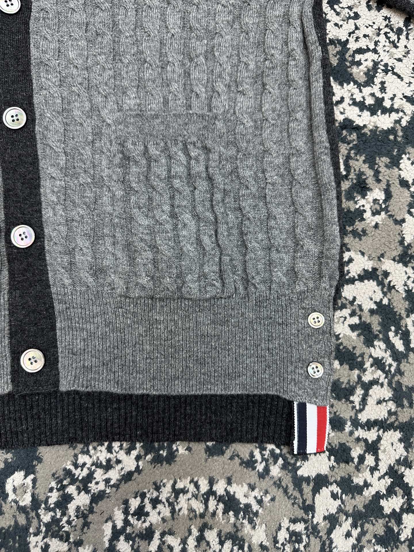 케이블 스티치 가디건 (Color-block knit cardigan)