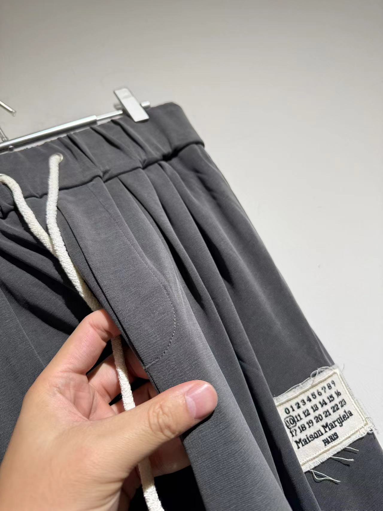 커프 팬츠 (cuffed pants)