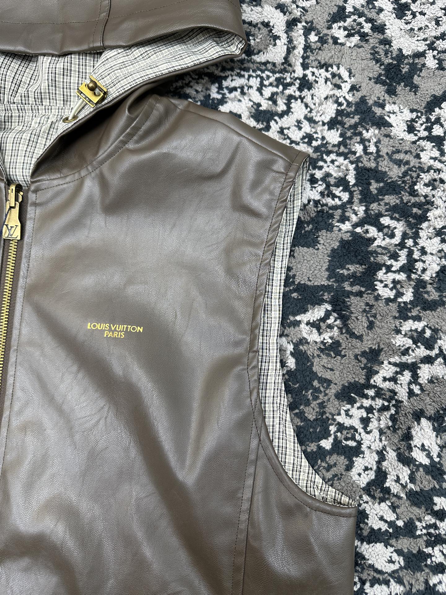 리버서블 후드 베스트 (Reversible Hooded Vest)