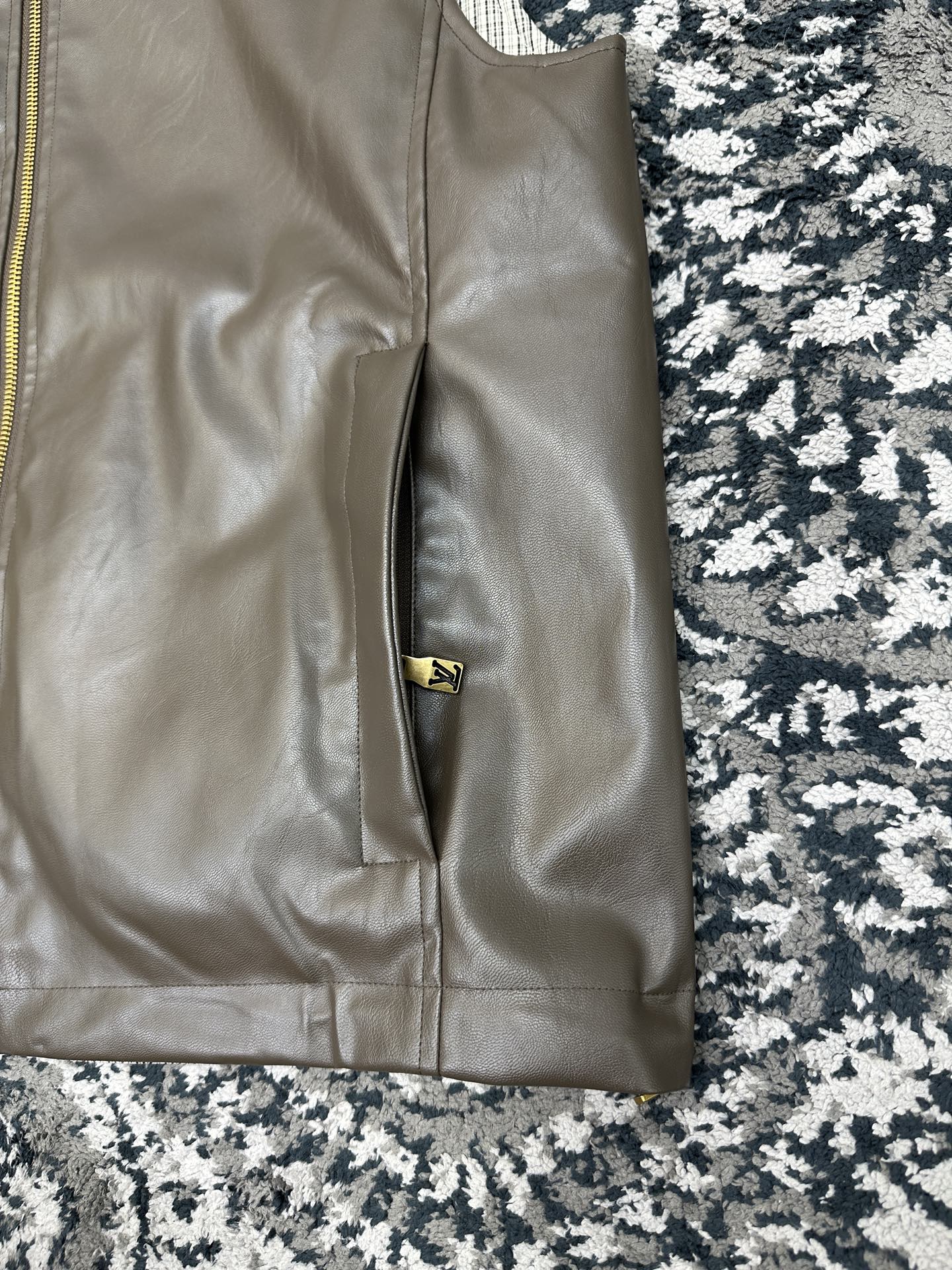 리버서블 후드 베스트 (Reversible Hooded Vest)