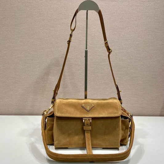 포켓 스웨이드 토트백 (Pocket Suede Tote Bag)