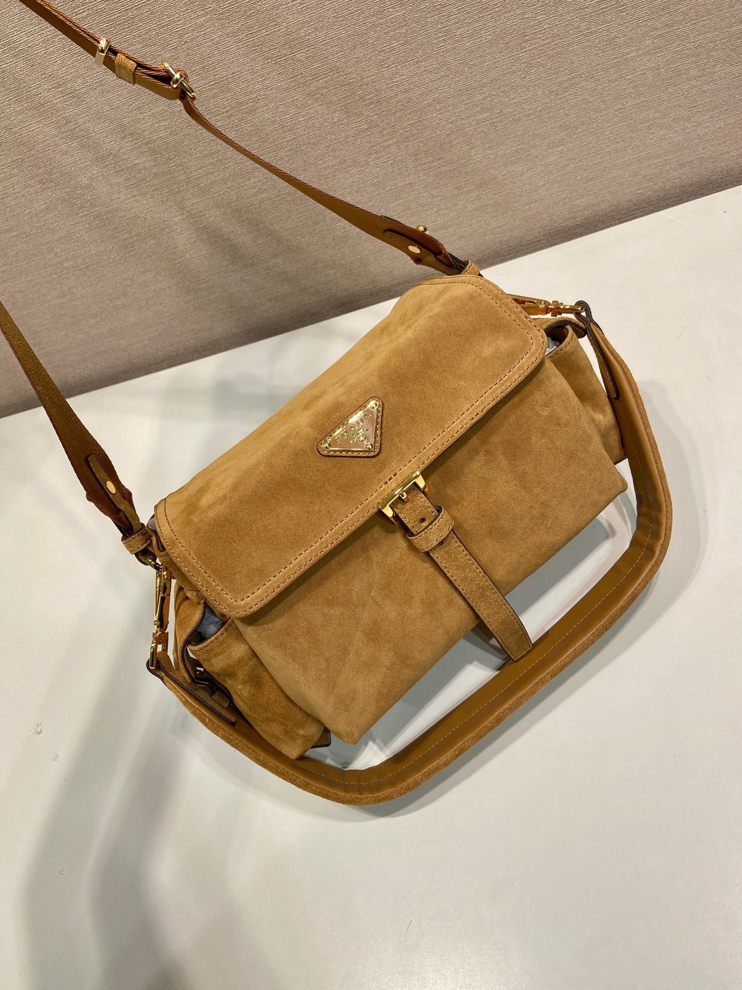 포켓 스웨이드 토트백 (Pocket Suede Tote Bag)