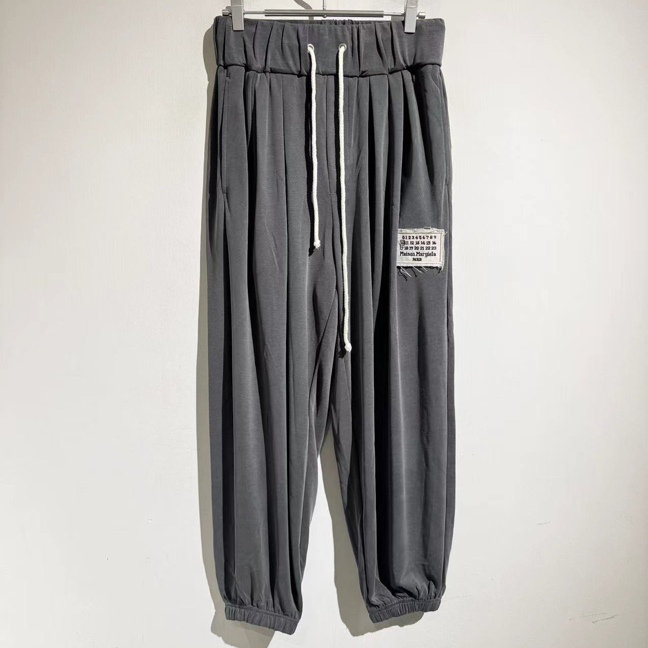 커프 팬츠 (cuffed pants)