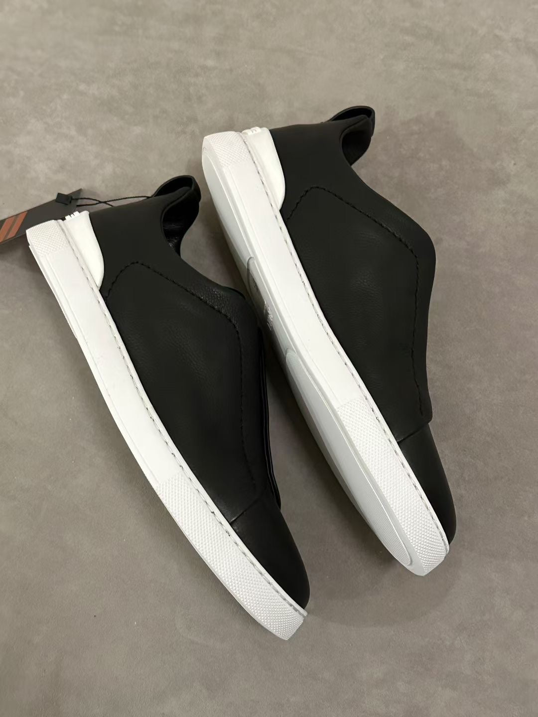 트리플 스티치 스니커즈 (Triple Stitch Sneakers)