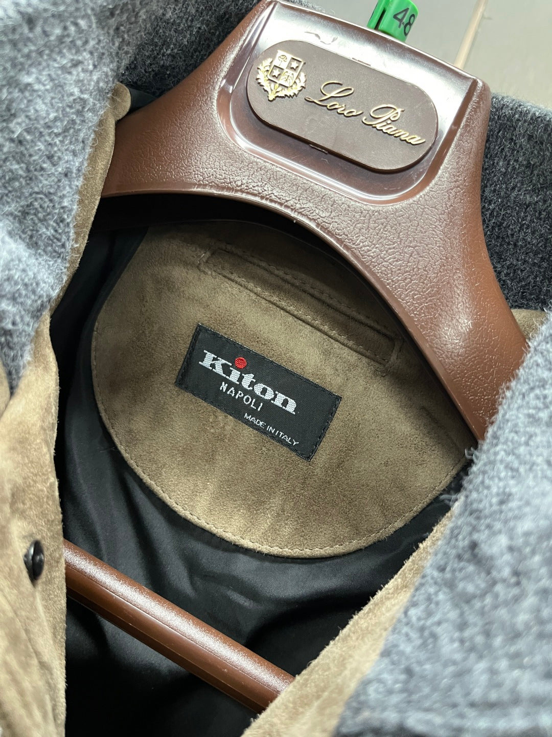 트리밍 가죽패딩 (trimmed leather padding)