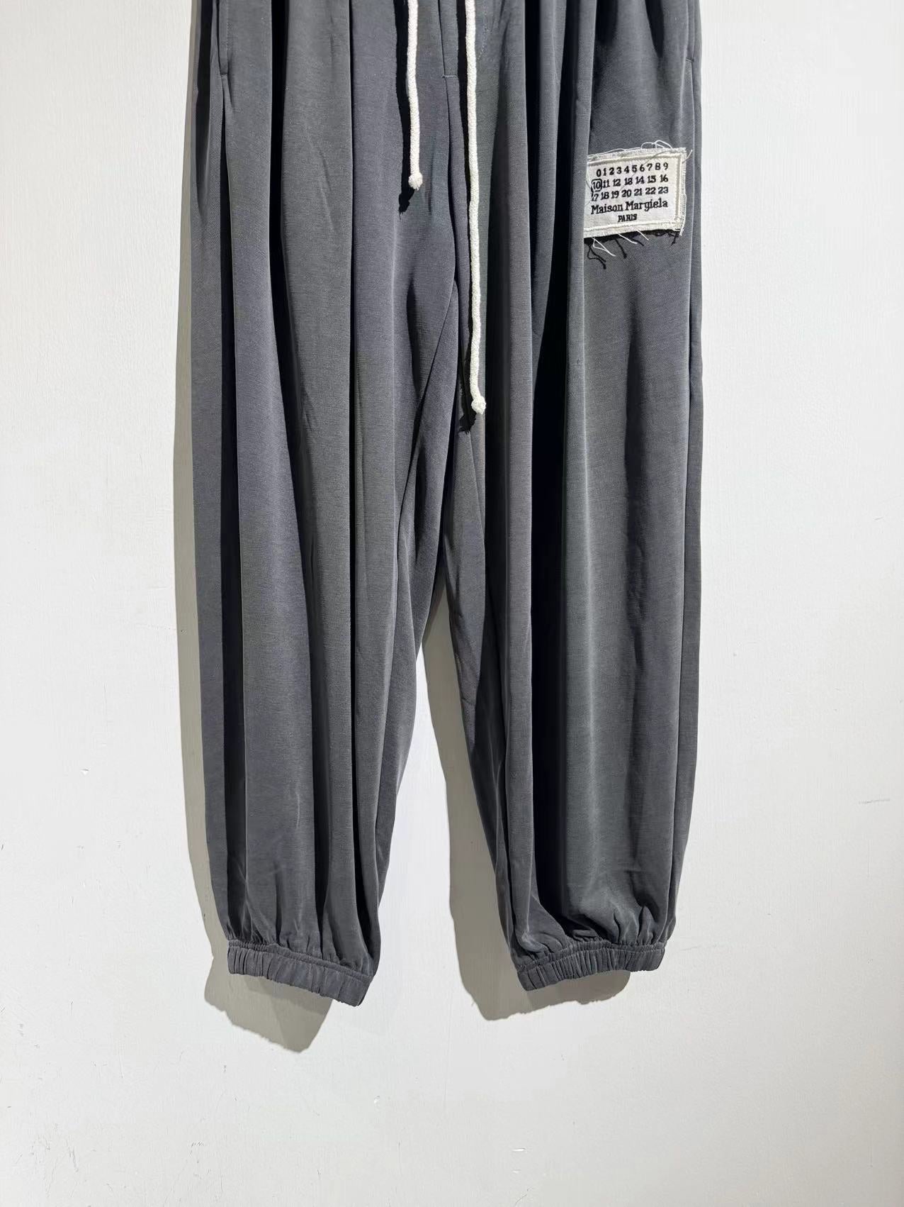 커프 팬츠 (cuffed pants)