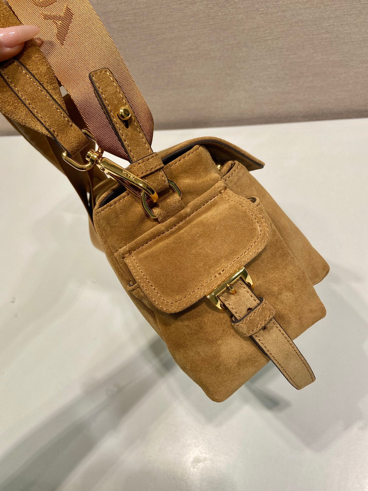 포켓 스웨이드 토트백 (Pocket Suede Tote Bag)