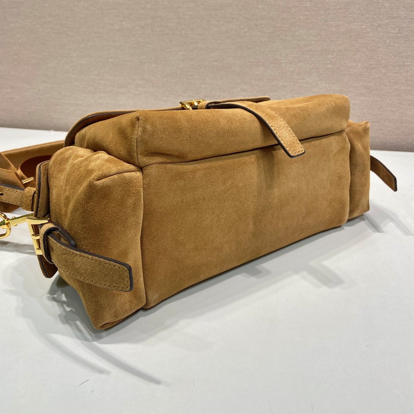 포켓 스웨이드 토트백 (Pocket Suede Tote Bag)
