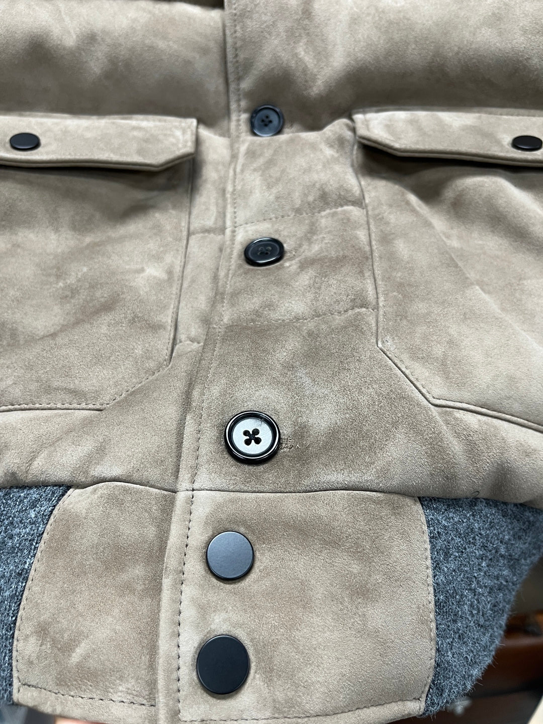 트리밍 가죽패딩 (trimmed leather padding)