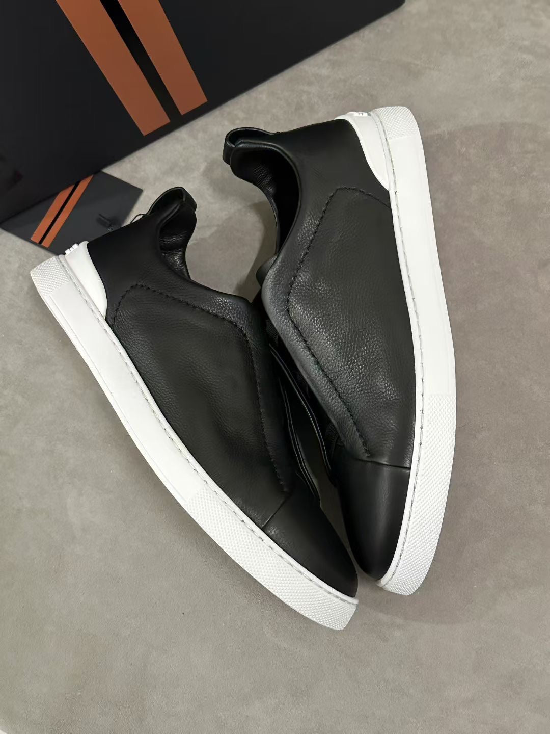 트리플 스티치 스니커즈 (Triple Stitch Sneakers)