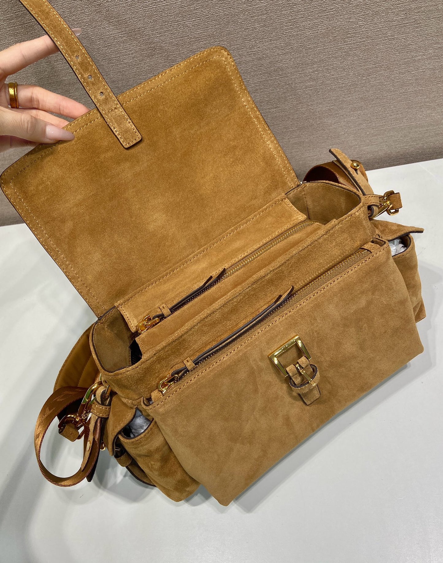 포켓 스웨이드 토트백 (Pocket Suede Tote Bag)