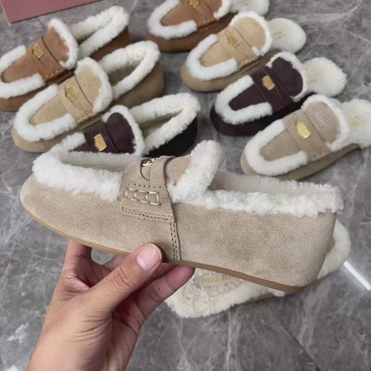 미우미우 로퍼 (Miu Miu loafers)