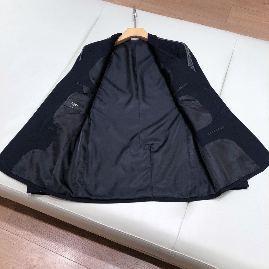 J680460 391612 수트