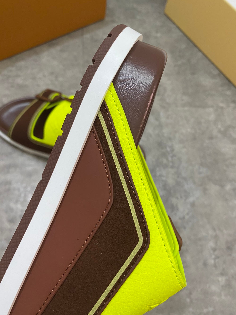 J324784 샌들